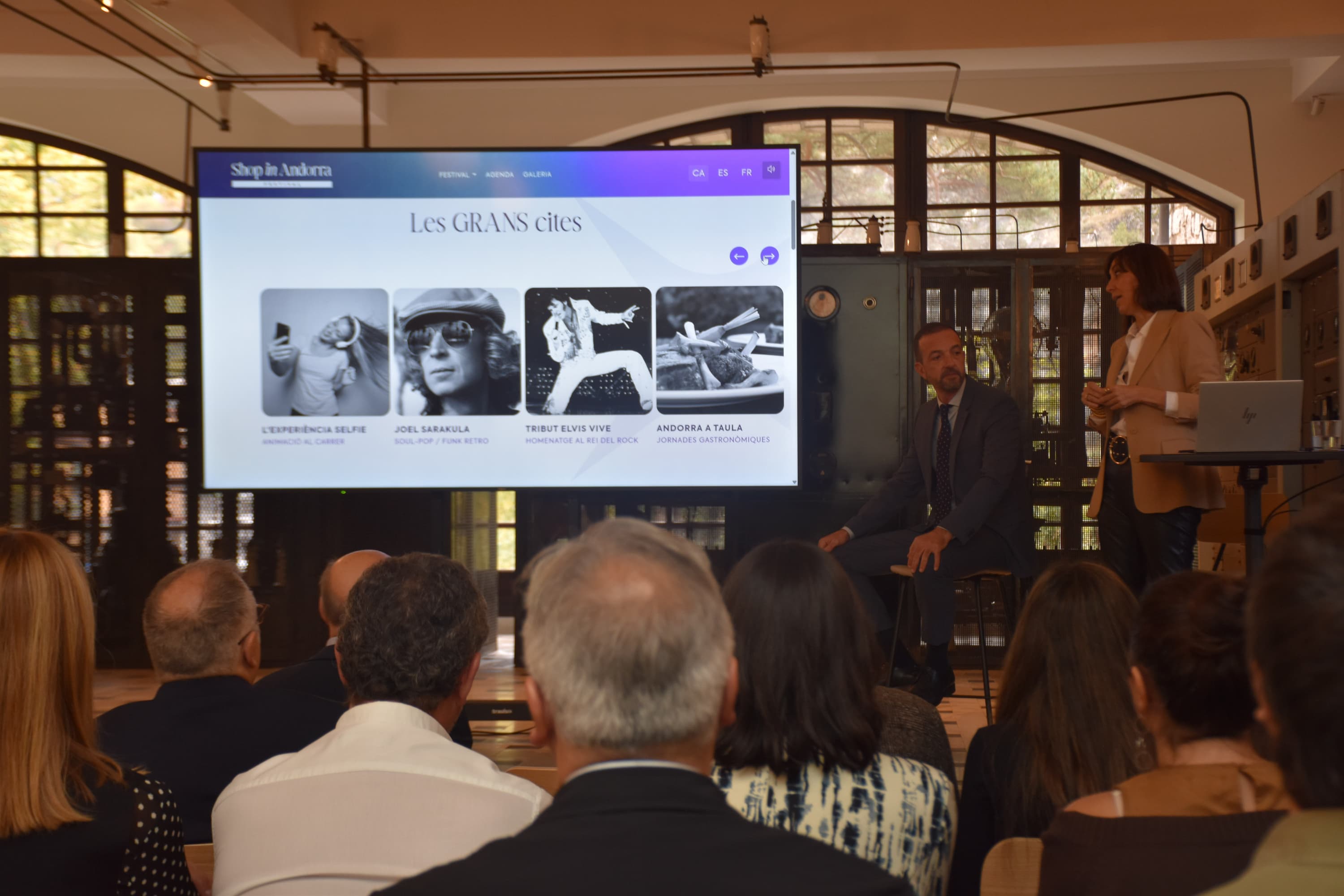 El ministre de Turisme i Comerç, Jordi Torres, i la directora de màrqueting d’Andorra Turisme, Noemí Pedra, durant la presentació de l'edició d'enguany del Shop In Andorra Festival