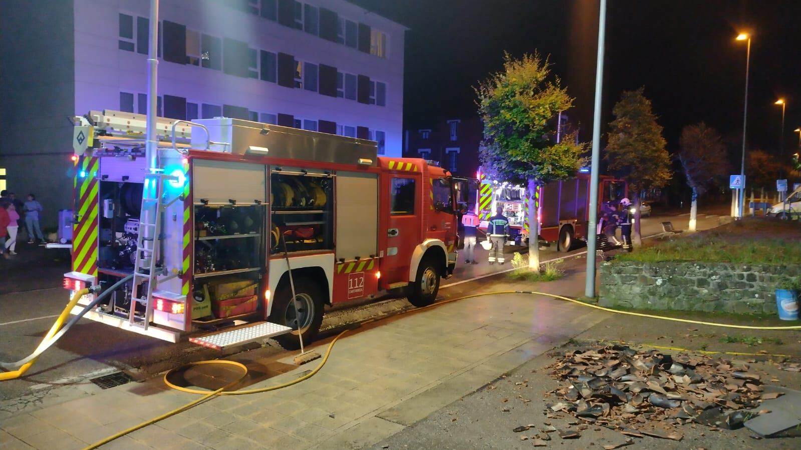 Camión de bomberos en las labores de extinción del incendio.