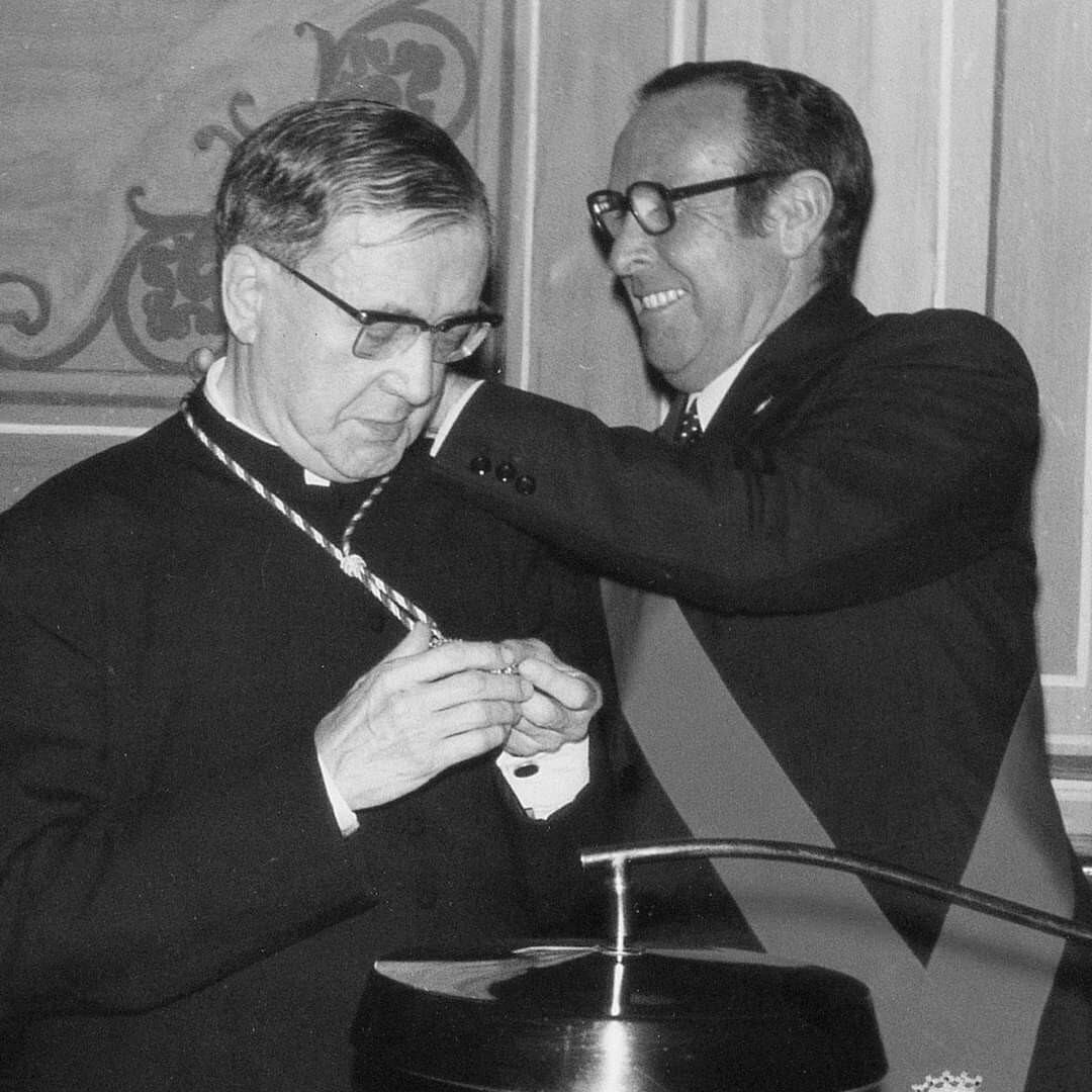El alcalde de Barbastro, Manuel Gómez Padrós, entregó la Medalla de Oro a Escrivá de Balaguer el 25 de junio de 1975