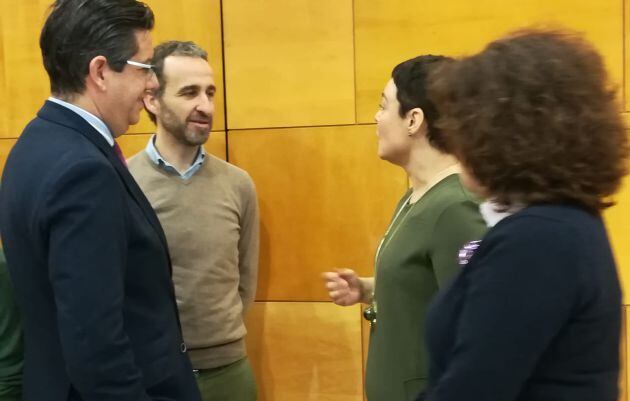 Pilar Zamora, alcaldesa de Ciudad Real, junto a los directores de La Tribuna de Ciudad Real, Diego Murillo, del grupo de emisoras de la Cadena SER, Félix Amaya y la directora de Lanza ( a su izquierda), Laura Espinar.