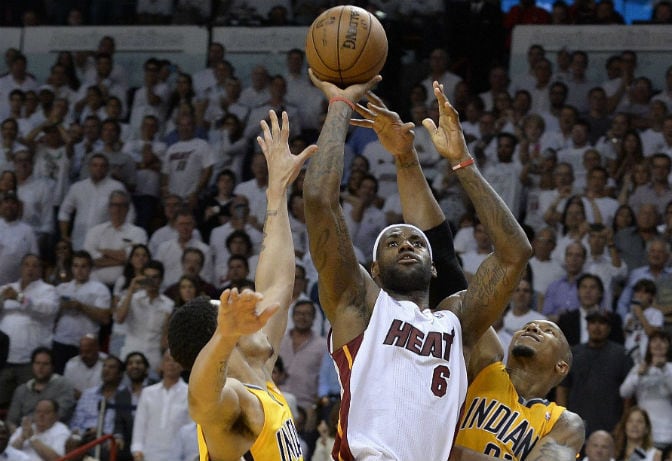 LeBron James tira a canasta ante la presencia de Gerald Green y David West