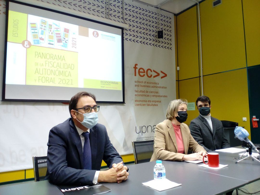 Ángel Chocarro, Sandra Cavero y Aitor Nicuesa, en la UPNA durante la presentación del informe Panorama de la Fiscalidad 2021