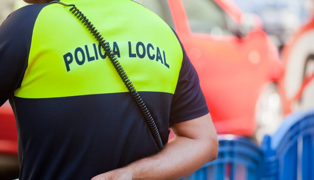 Un policía de servicio