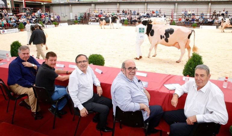 Los ganaderos cántabros se quejan de la mala situación del valor de la leche, la califican de &quot;ridícula&quot;.