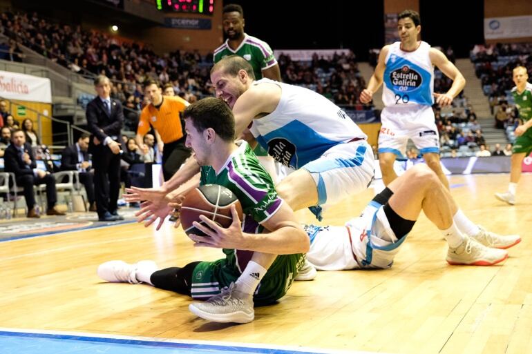 Albert Sabat pelea por un balón en el partido contra el Unicaja