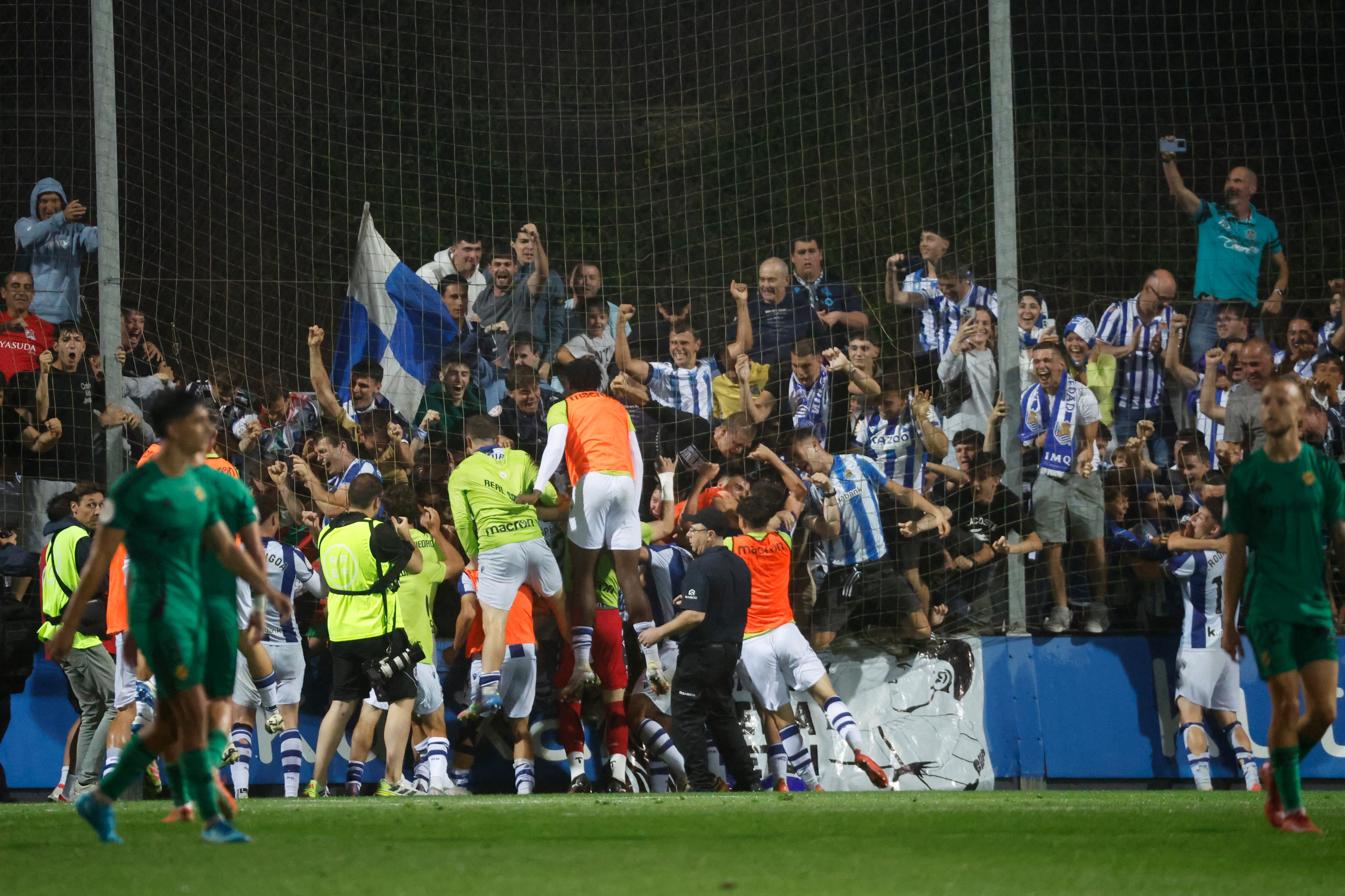 SAN SEBASTIÁN, 22/06/2025.- Los jugadores de la Real Sociedad B celebran el gol con el que logran el ascenso a Segunda División durante el partido que la Real Sociedad B y el Nástic de Tarragona disputan este domingo en el estadio Zubieta XXI de San Sebastián. EFE/ Javier Etxezarreta
