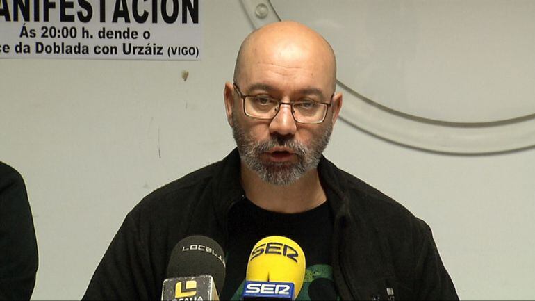 El miembro de CIG en el Comité de empresa de Astranezca explicando los motivos para convocar la manifestación