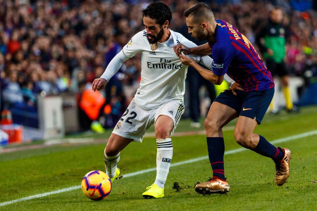 Isco y Jordi Alba disputan un balón. 