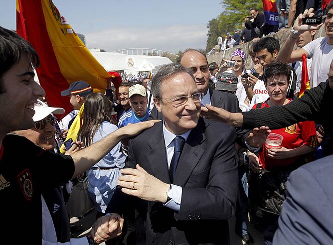 Florentino, junto a aficionados madridistas en Valencia