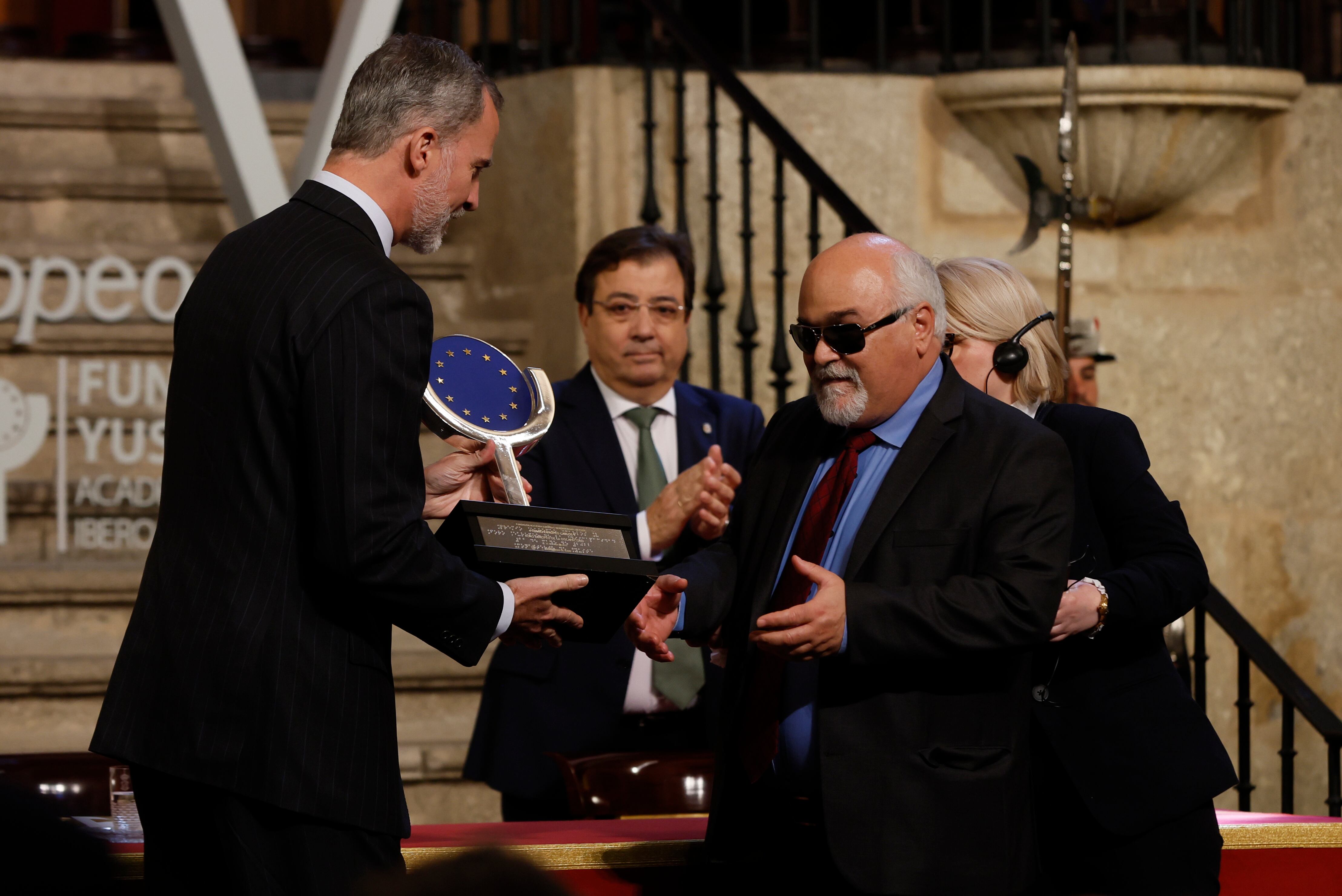 GRAF1213. CUACOS DE YUSTE (CÁCERES), 11/05/2022.- El rey Felipe VI (i) entrega el premio Carlos V al presidente del Foro Europeo de la Discapacidad, Yannis Vardakastanis (d) durante la ceremonia de entrega celebrada en Cuacos de Yuste (Cáceres) este miércoles. EFE/ Ballesteros
