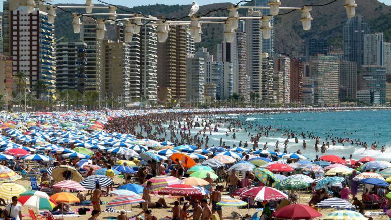 Vista de la playa de Levante de Benidorm (Alicante) repleta de turistas en verano