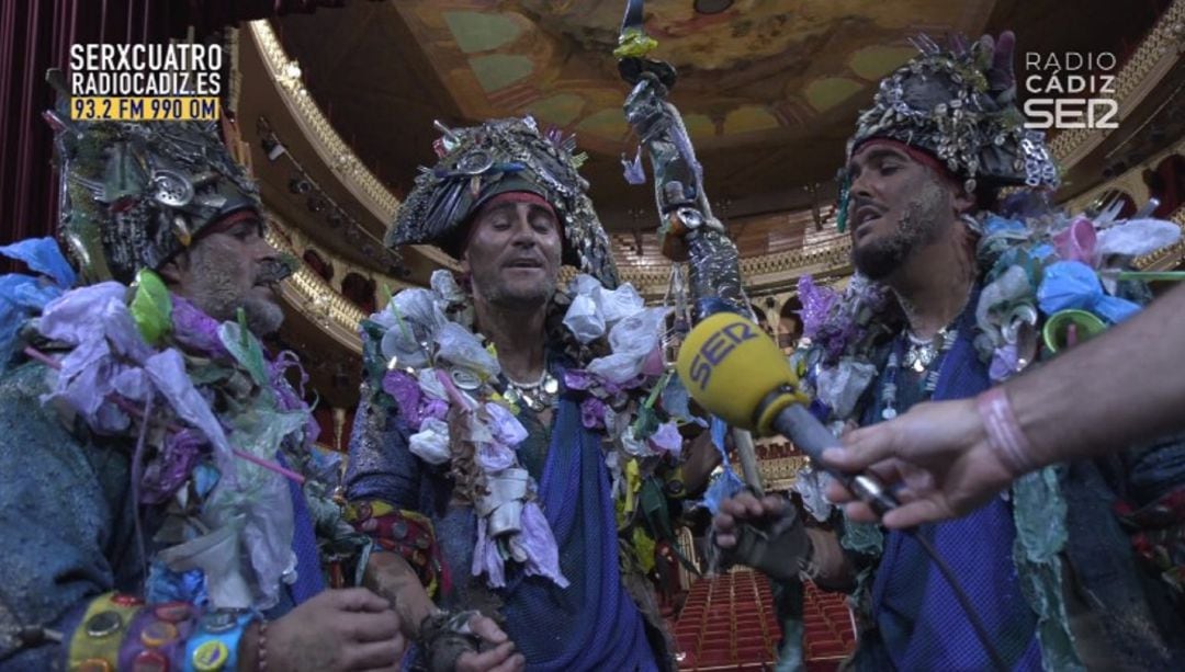 La comparsa &#039;Los resilientes&#039; cantando el pasodoble a tenor a Radio Cádiz