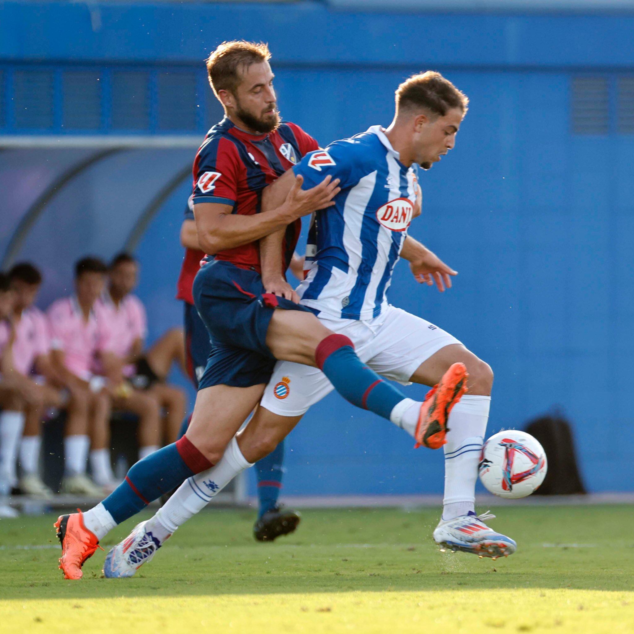 Jorge Pulido en una acción con un jugador del Espanyol durante el partido disputado en Barcelona