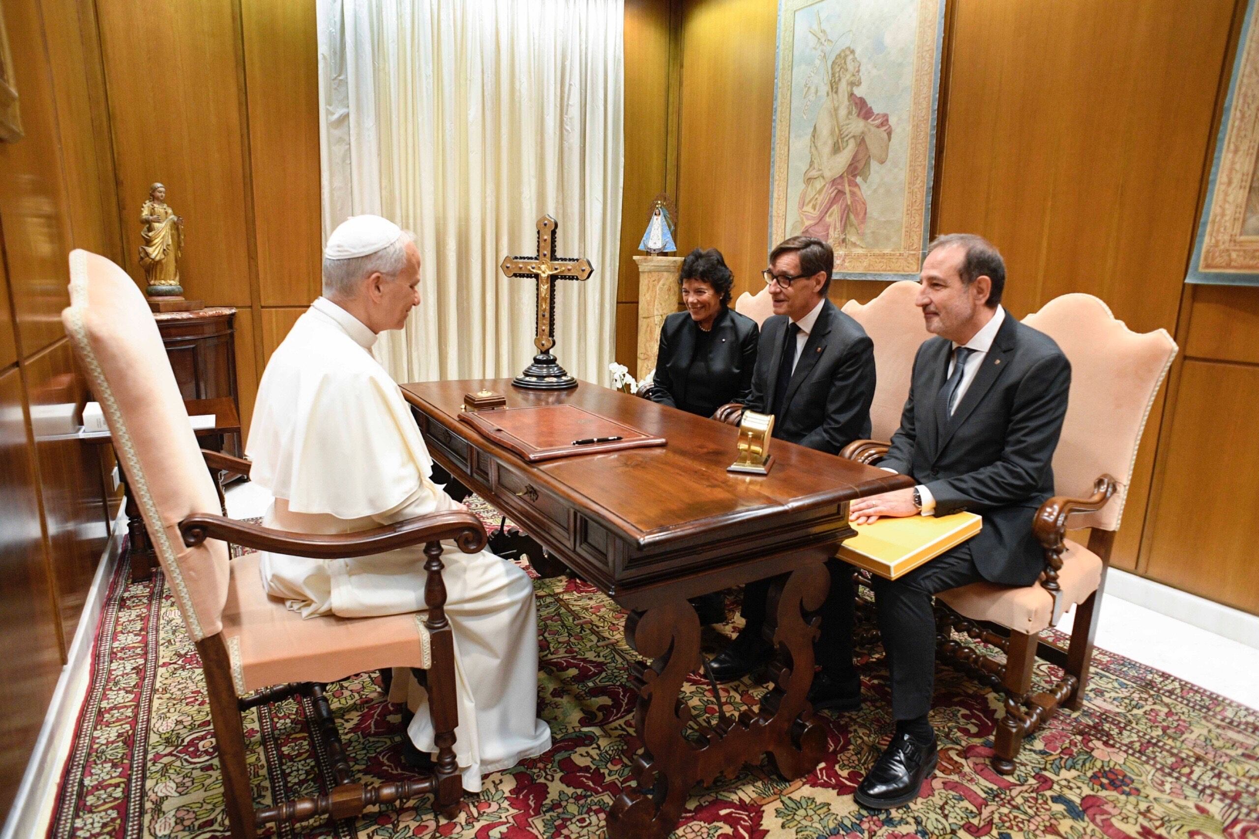 El papa Lleó XIV conversa amb el president de la Generalitat, Salvador Illa