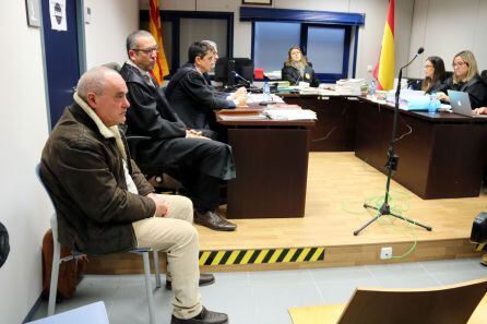 Moments previs a l&#039;inici del judici en la sala de vistes. A l&#039;esquerra, el conductor de la furgoneta que va impactar amb la motocicleta de les dos víctimes mortals.