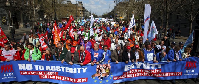 Sindicalistas de toda Europa marchan desde la Plaza de los Héroes para participar en una protesta hoy, sábado 9 de abril de 2011 en Budapest (Hungría)