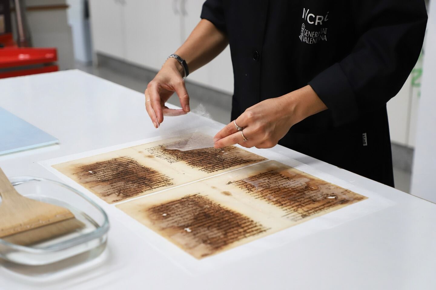 Una especialista del Instituto Valenciano de Conservación, Restauración e Investigación en un momento de la restauración del protocolo notarial de Gaspar Cantó, que custodia l&#039;Arxiu Municipal d&#039;Alcoi.