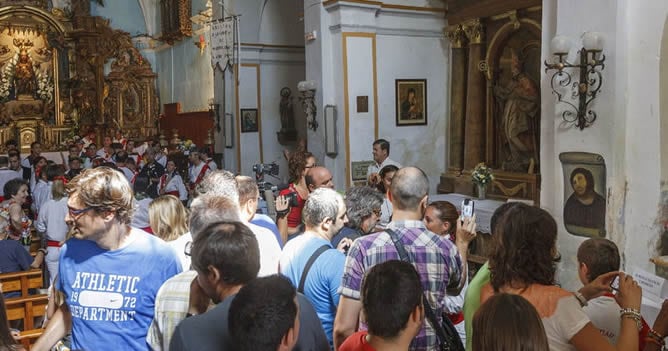 Decenas de ciudadanos hacen cola durante la romería al santuario de Nuestra Señora de la Misericordia de Borja para fotografiarse con la pintura del eccehomo