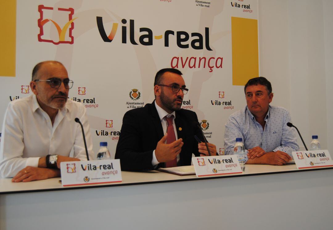 El alcalde de Vila-real, José Benlloch, el presidente de la Fundació Caixa Rural Vila-real, Enric Portalés, y el presidente de la Cooperativa Católico-Agraria, Juan José Ortells en la rueda de prensa.