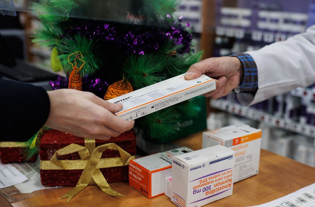 Una persona rcon un test de antígenos