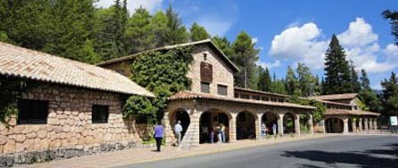 Casas forestales que conforman el complejo turistico del centro de interpretacion Torre del Vinagre