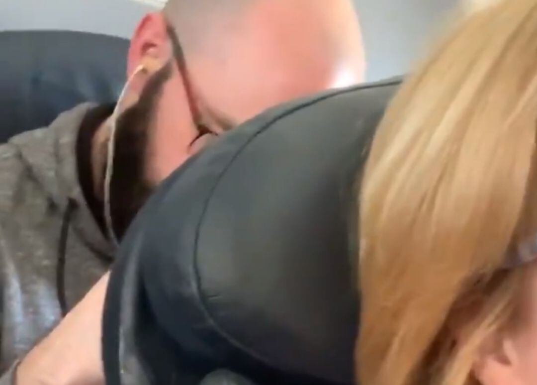 El pasajero de la parte de atrás empuja el asiento de la de delante