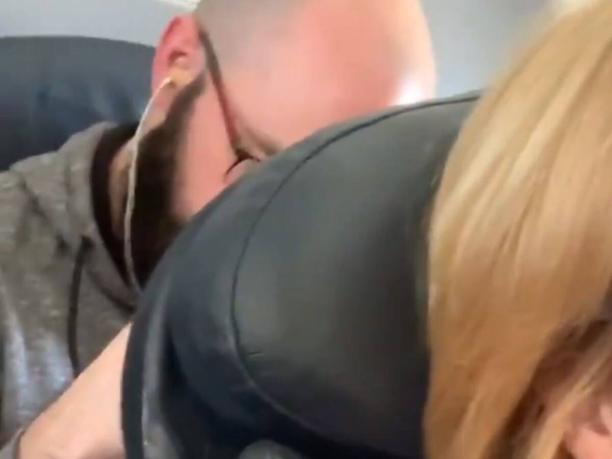 Una pasajera reclina su asiento durante el vuelo y la reacción del de detrás se vuelve viral