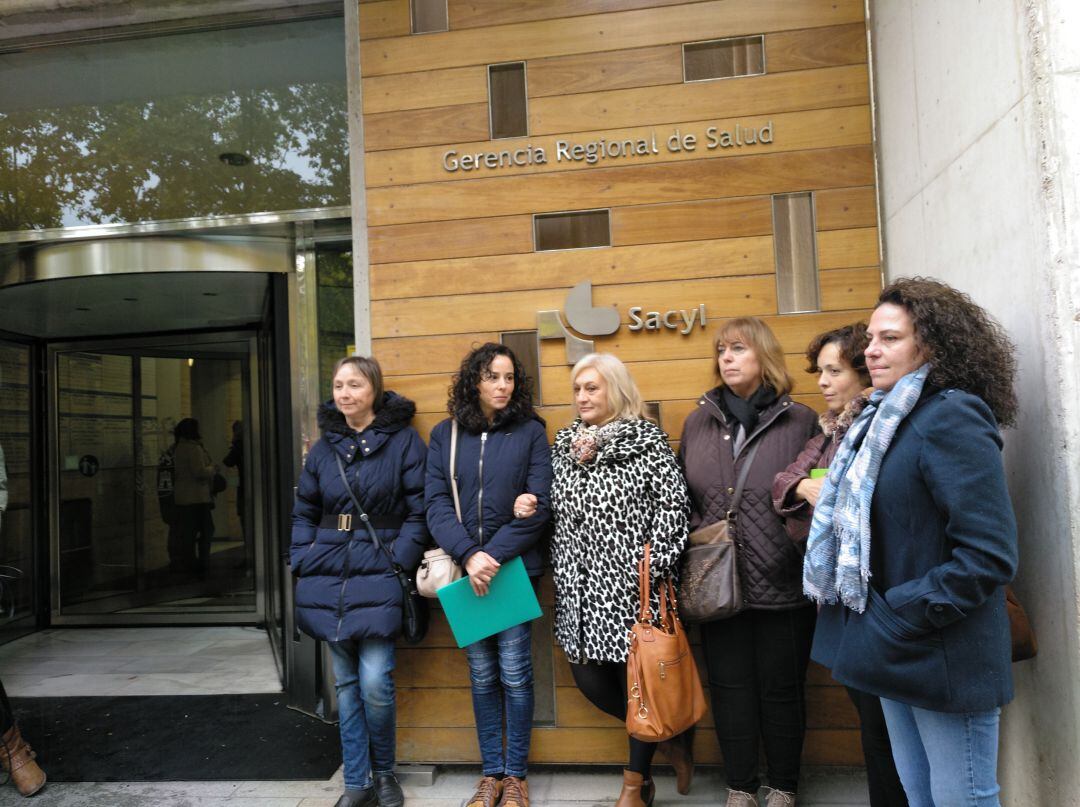 Madres de la Asociación de Ayuda a la Dependencia tras la reunión en la Consejería de Sanidad 