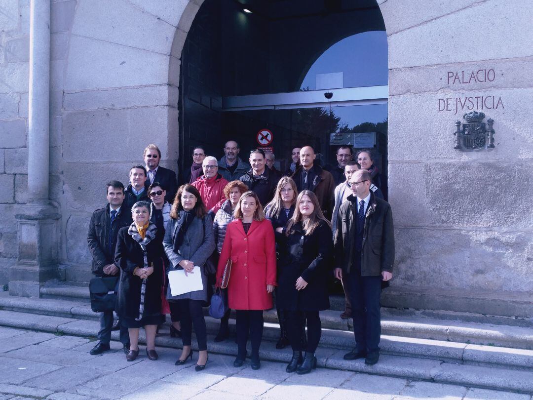 Los abogados del turno de oficio se concentraron ante las puertas de la Audiencia Provincial 