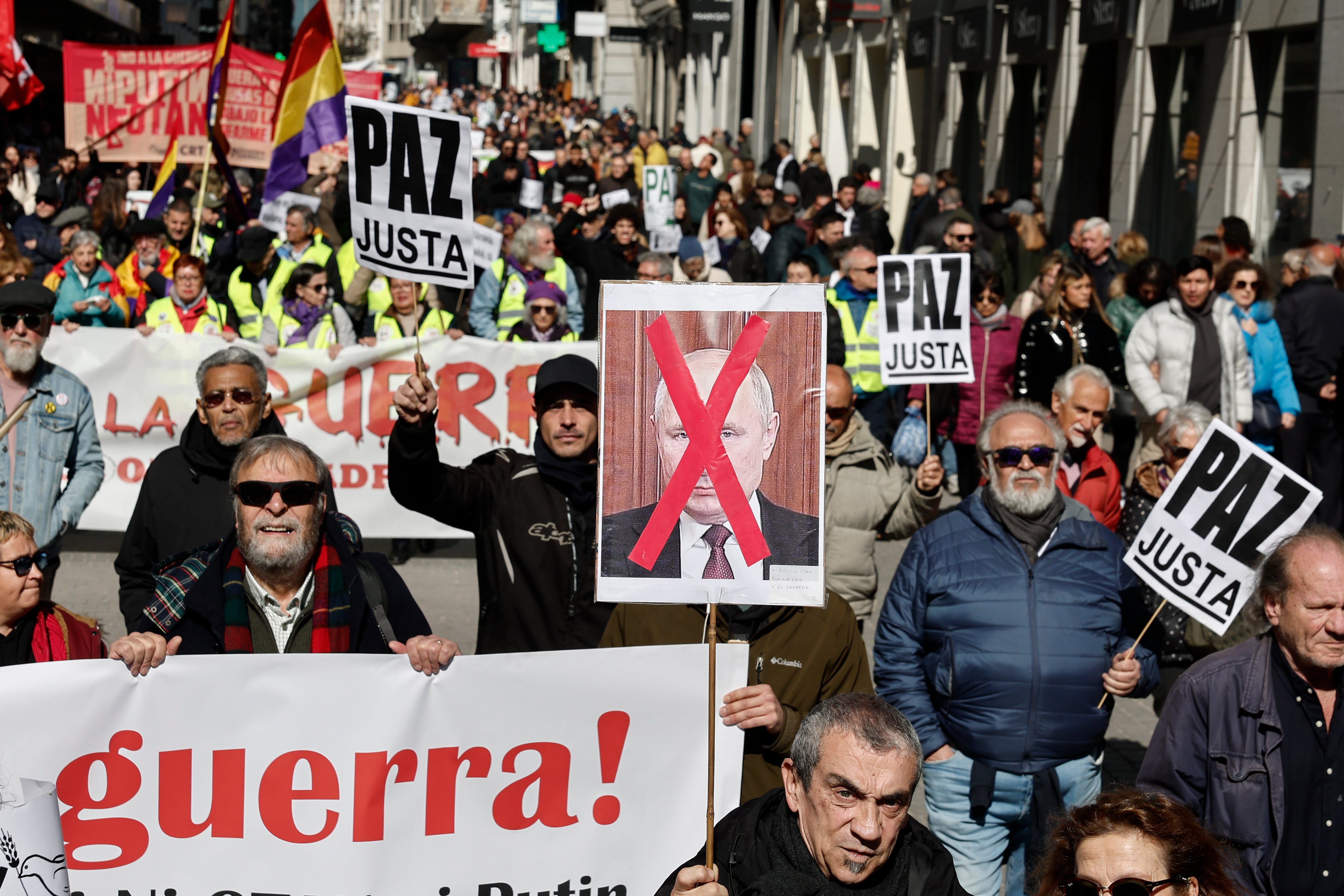 Manifestantes protestan contra la guerra en Ucrania cuando se cumple un año del estallido de la invasión rusa en Ucrania