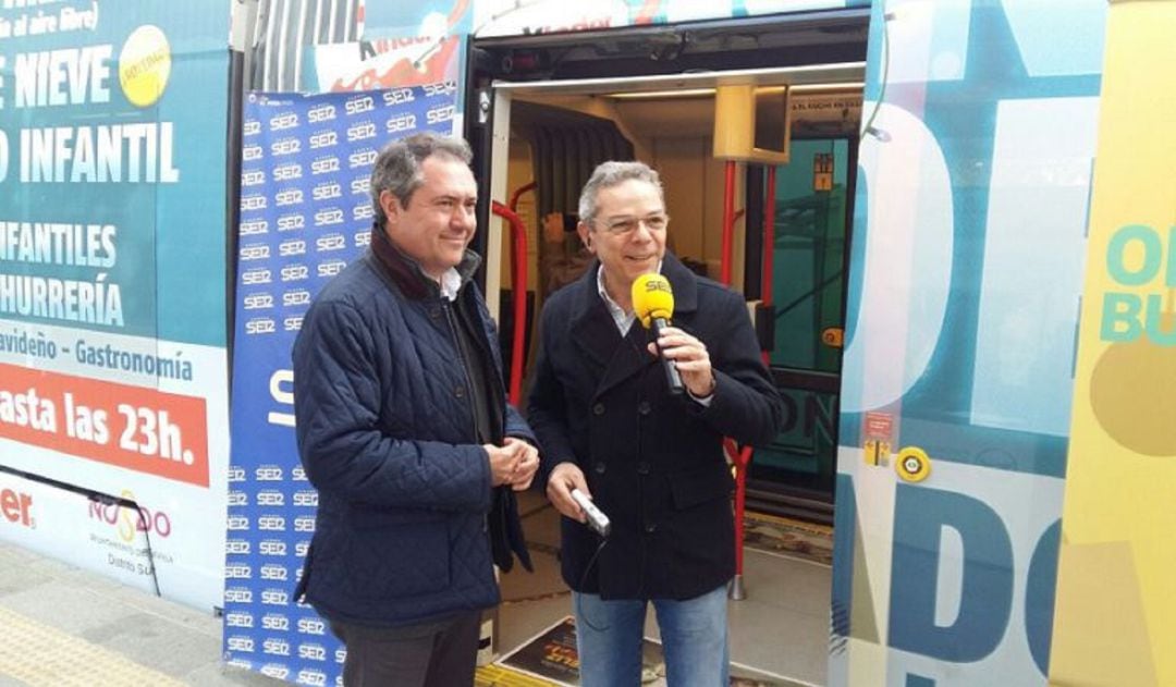 Imagen del pasado año con el alcalde Juan Espadas junto a Salomón Hachuel del especial Operación Buena Gente desde el Metrocentro