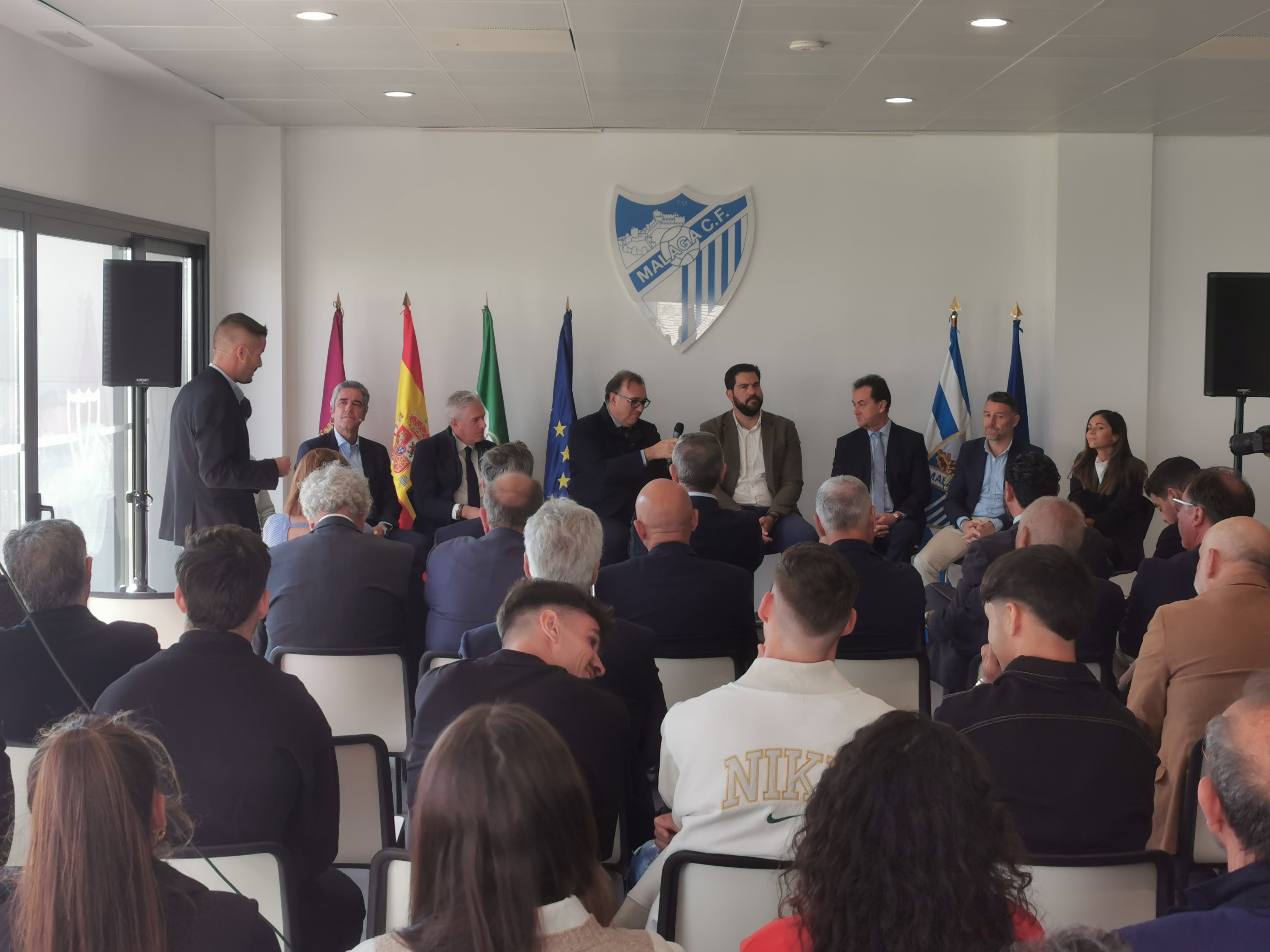 Parte de las autoridades presentes en el acto, durante el coloquio