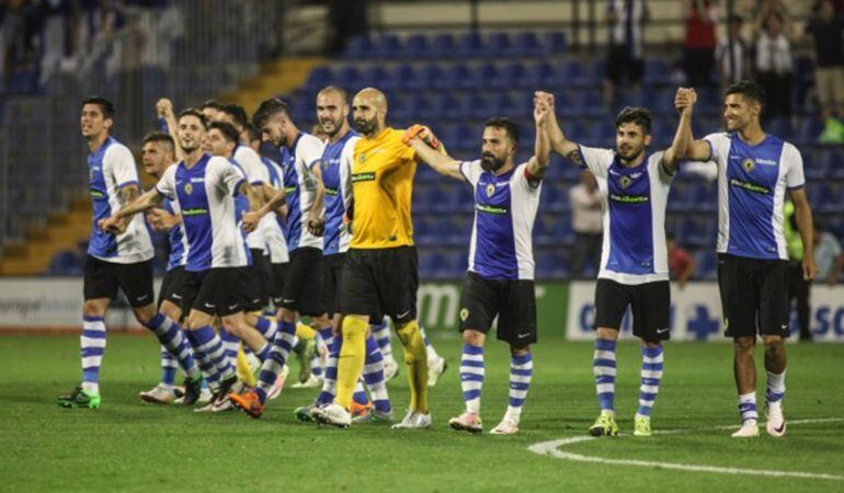 Los jugadores del Hércules saludan a la afición