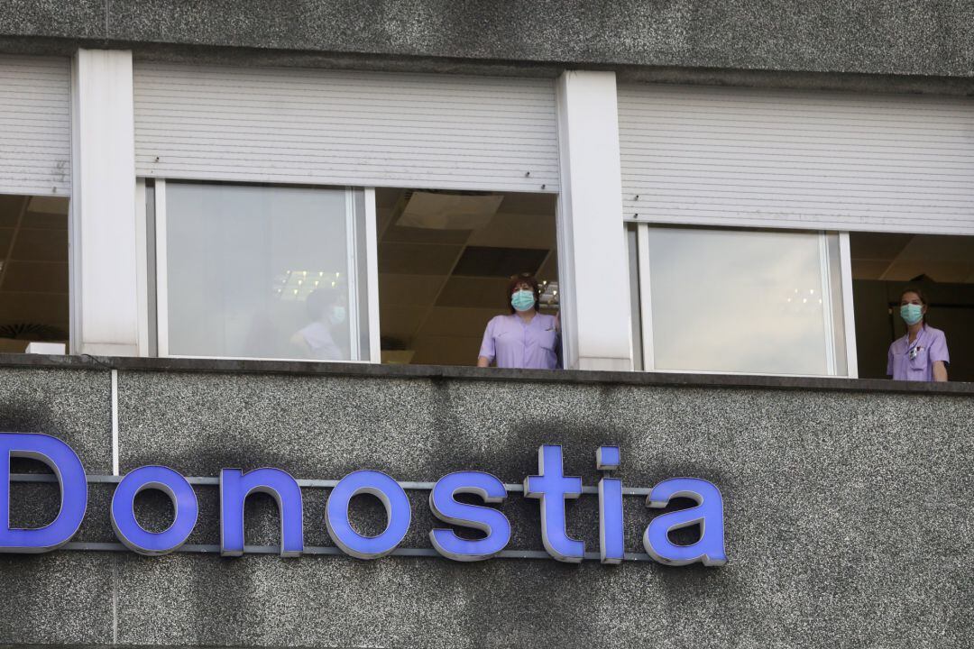 Varias sanitarias se asoman a las ventanas del Hospital Donostia en San Sebastián