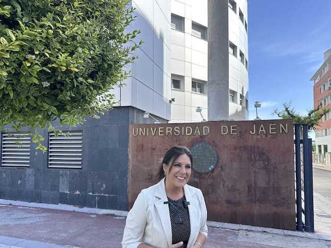 La portavoz de campaña del PSOE-A, Ángeles Férriz, ha acusado este lunes al presidente de la Junta, Juanma Moreno, de haber "asfixiado y maltratado" a las universidades públicas andaluzas