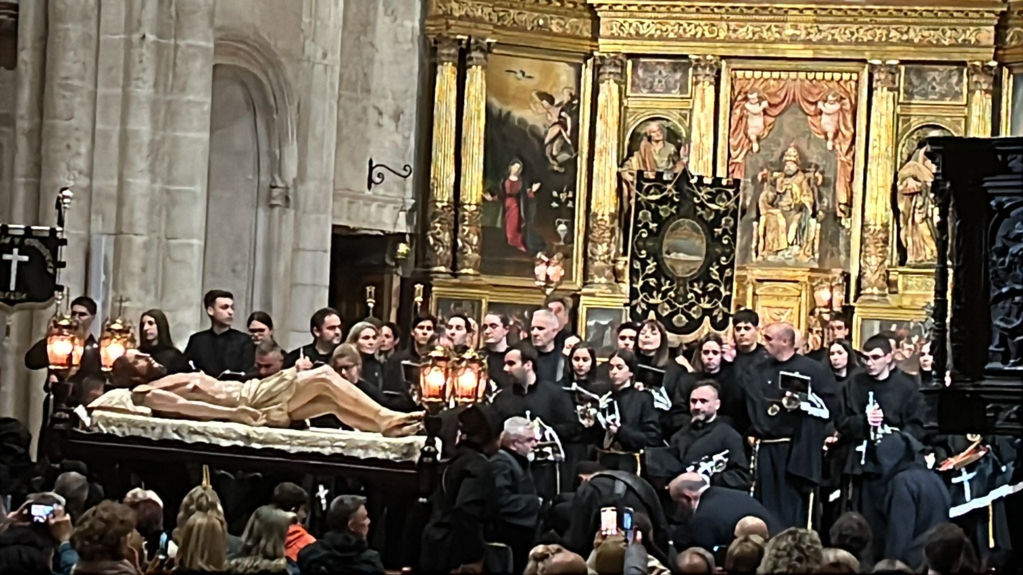 Cristo Yacente de la Cofradía del Santo Entierro de Aranda en el interior de la iglesia de Santa María