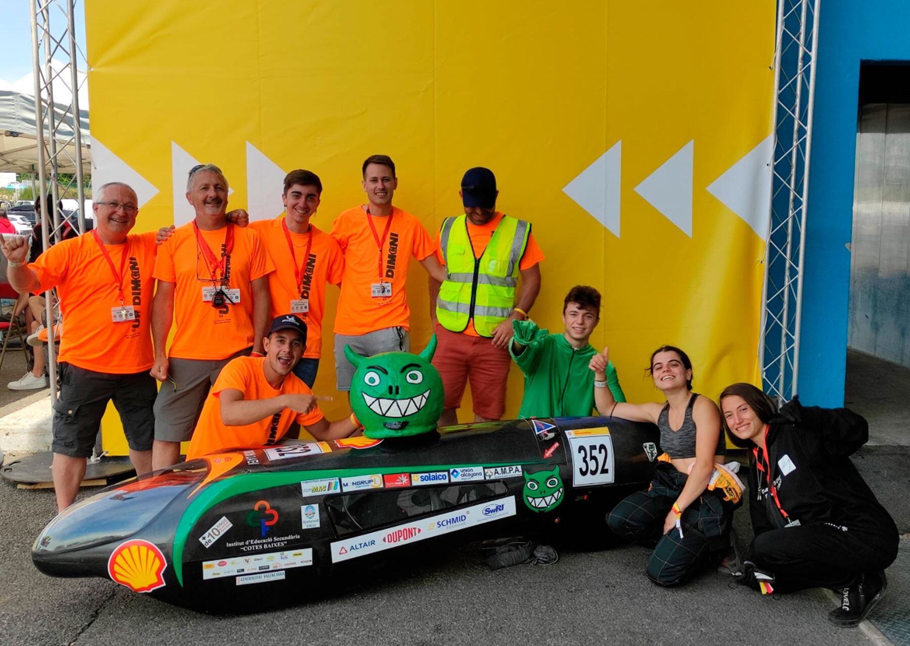 Los componentes de la expedición alcoyana en Francia con el Ecodimoni