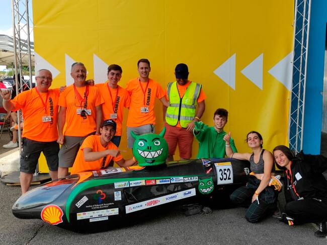 Los componentes de la expedición alcoyana en Francia con el Ecodimoni