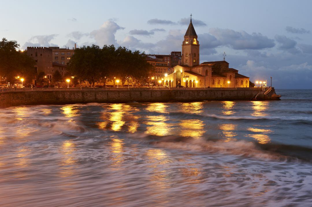La playa de San Lorenzo con la iglesia de San Pedro.