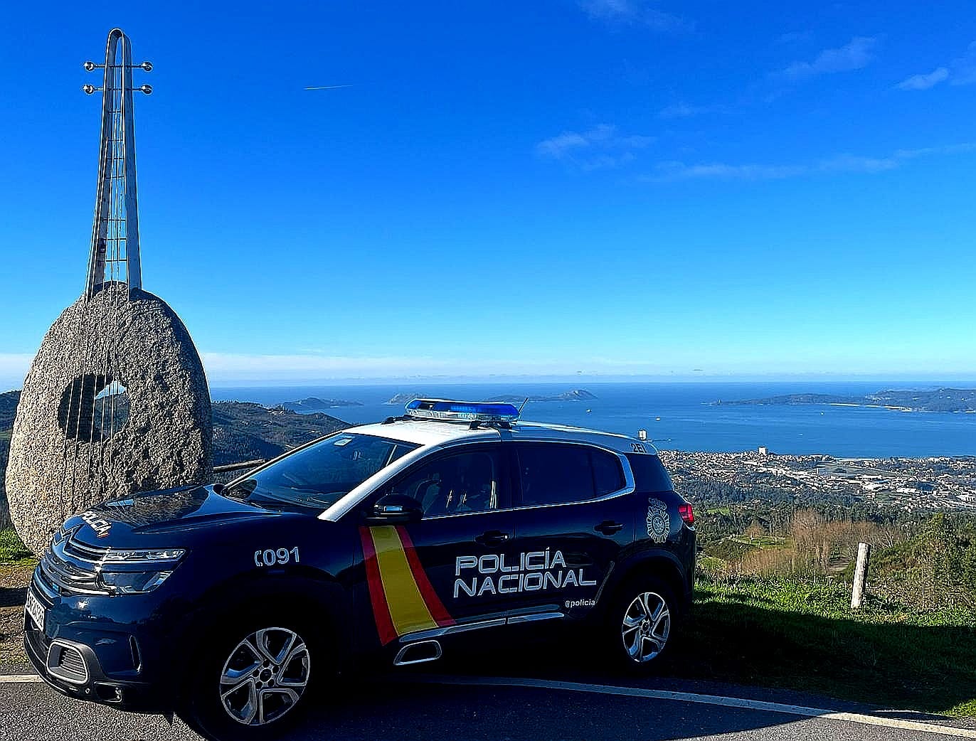 Un coche de la Policía Nacional en Vigo.