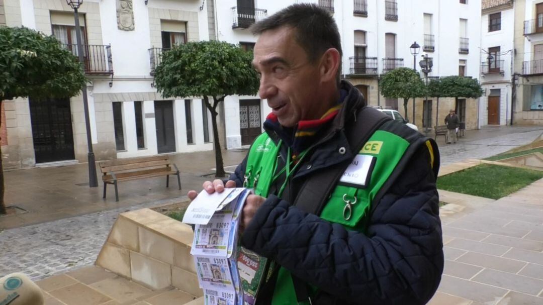 El repartidor del Sueldazo, Juan Antonio de la Poza Blázquez, vendiendo por las calles de Baeza