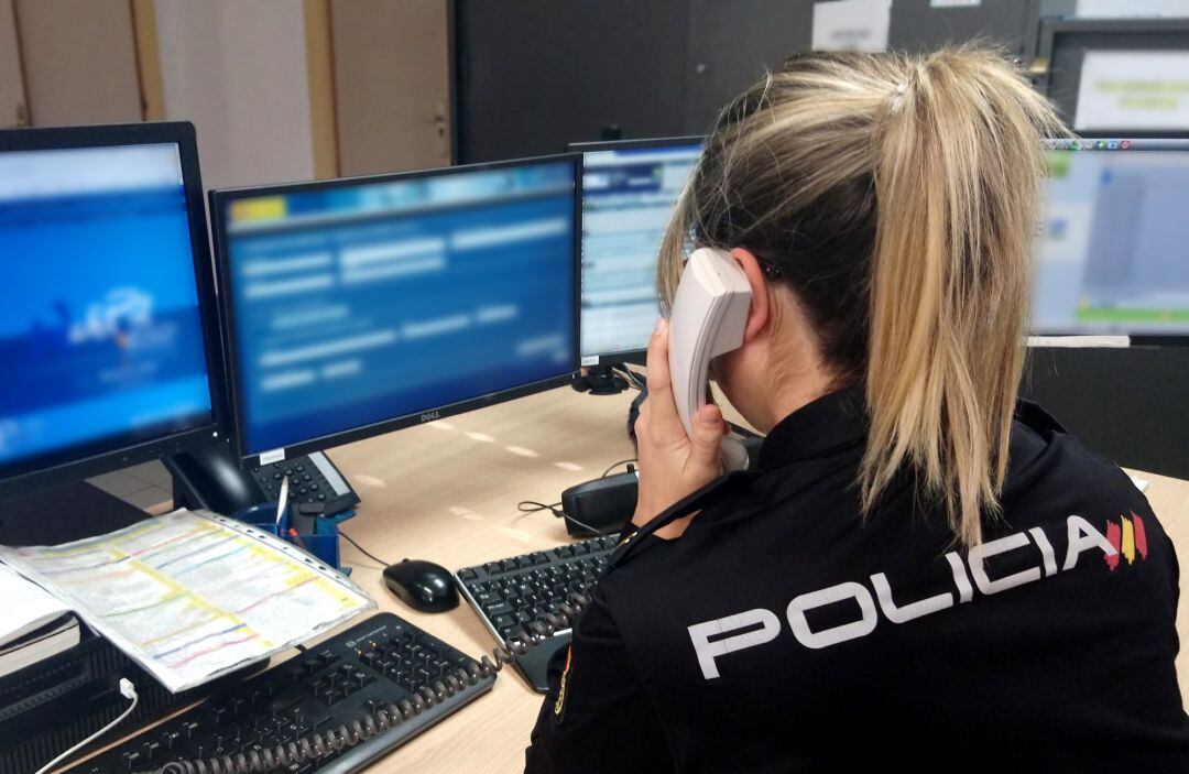 Una agente de Policía atiende al teléfono