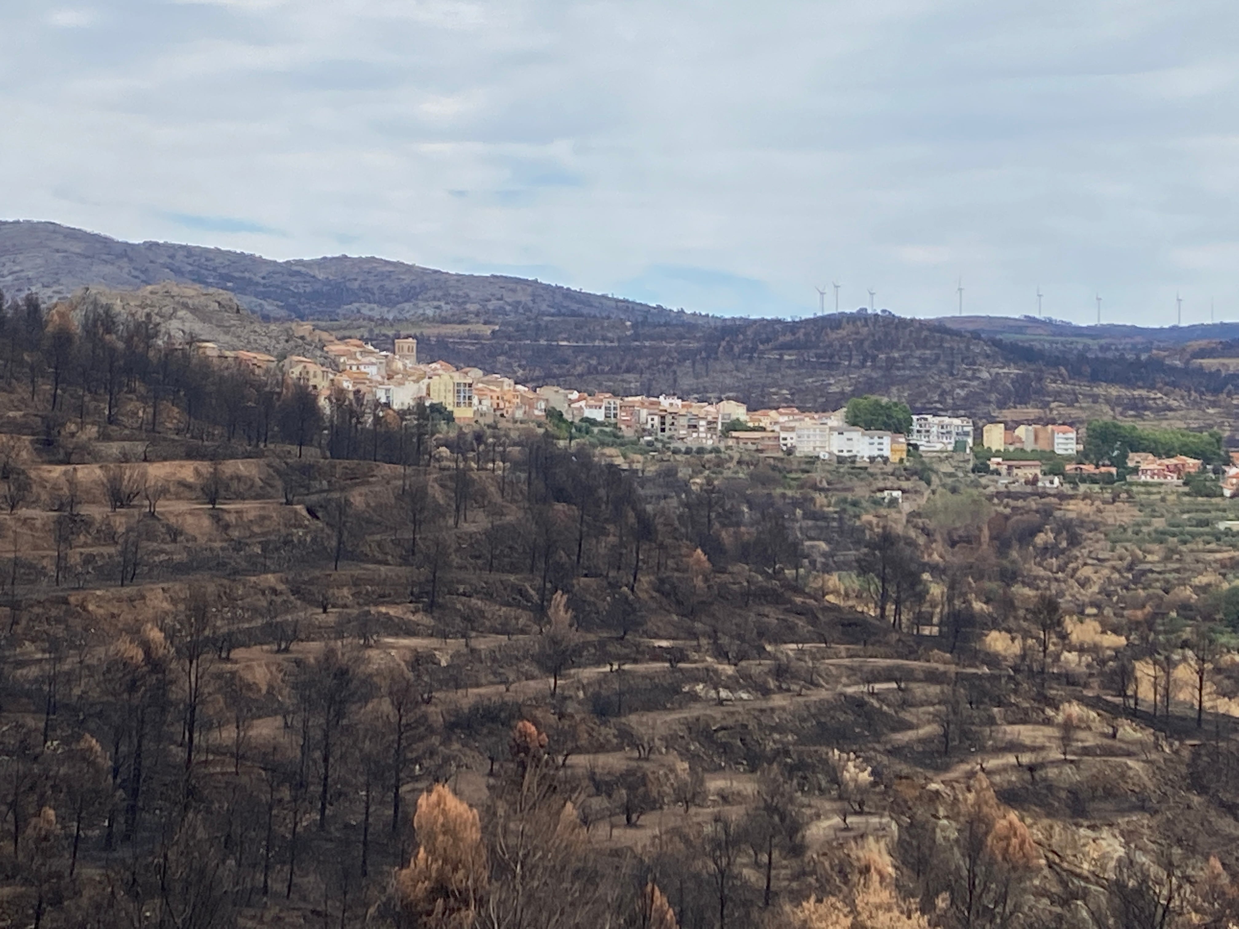 Vista del municipio de Bejís, en Castellón, que fue rodeado por las llamas en el incendio forestal de hace seis meses