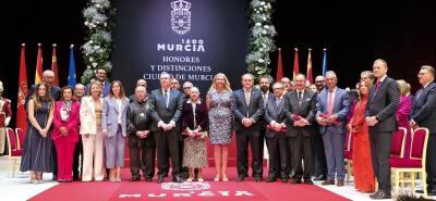 El Ayuntamiento de Murcia hace entrega de los Honores y Distinciones en el acto institucional celebrado en el Teatro Romea