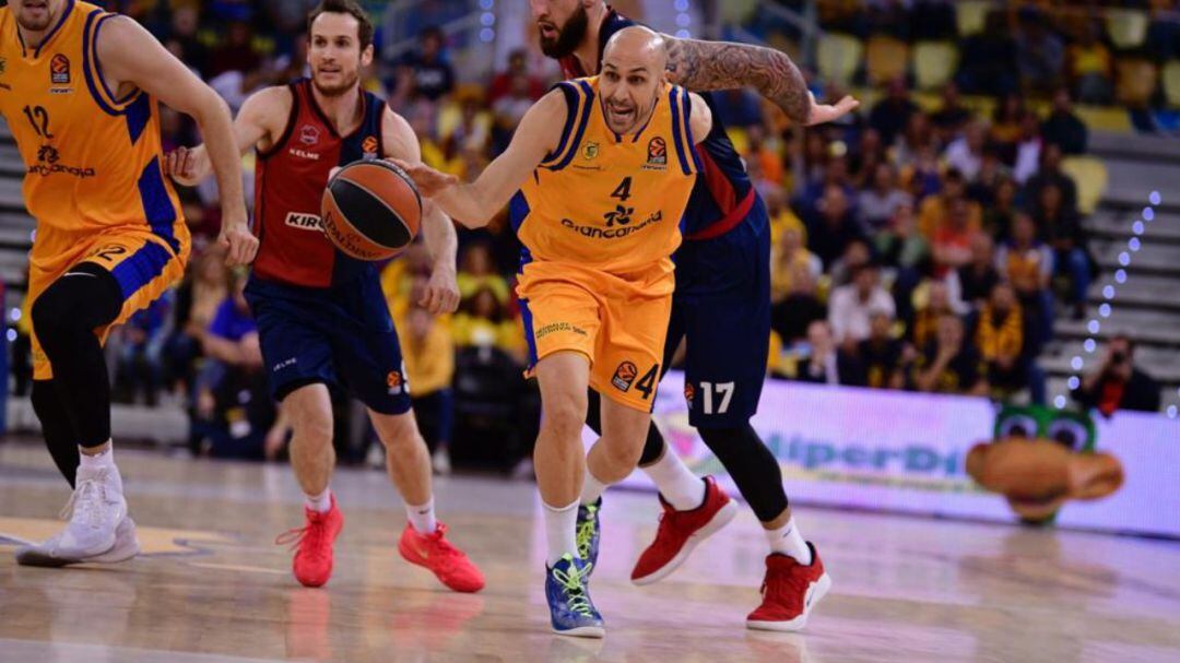 Albert Oliver en un lance del partido.