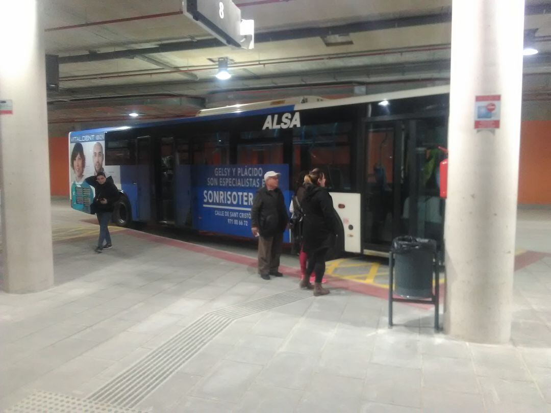 Imagen de archivo un autobús y varios usuarios en la estación del Cetis