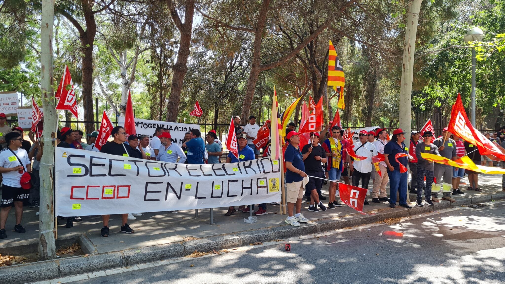 Operaris de la xarxa elèctrica protesten davant de la seu d&#039;Endesa a Barcelona
