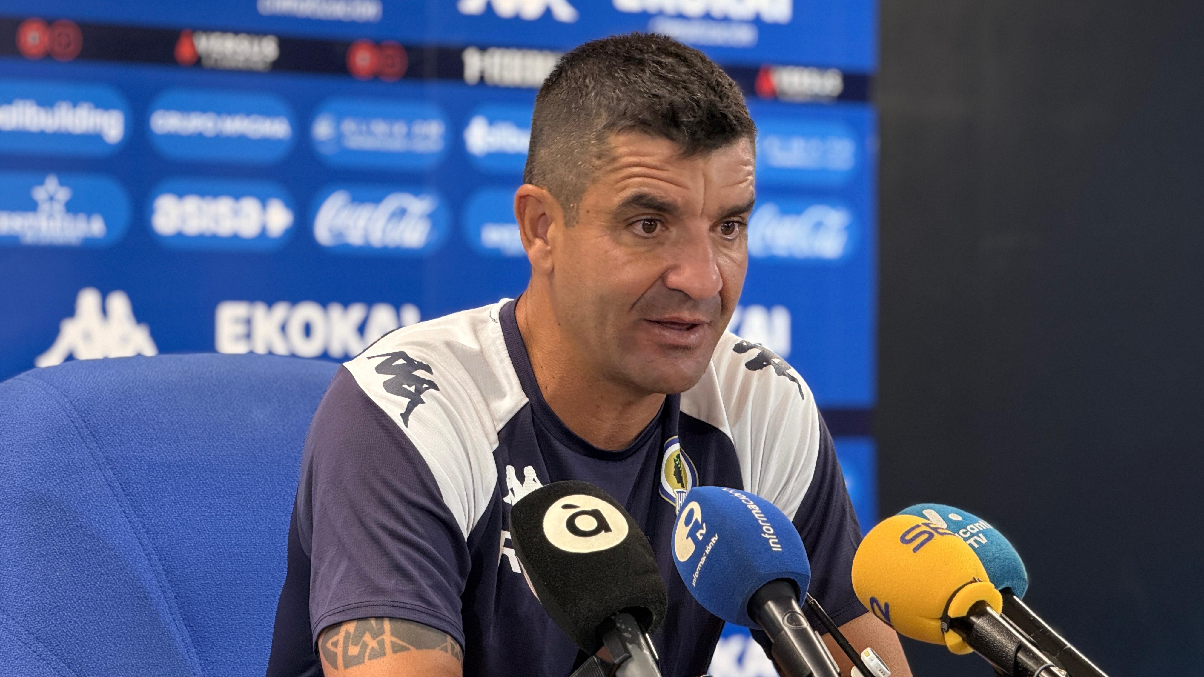 Rubén Torrecilla, entrenador del Hércules CF, en la sala de prensa del Rico Pérez