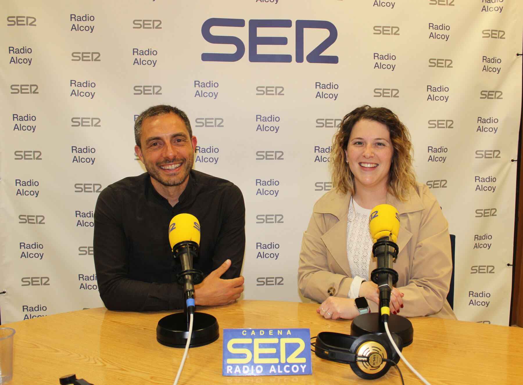 Josep Sempere i Bea Francés, en l&#039;estudi central de Radio Alcoy, en una imatge d&#039;arxiu