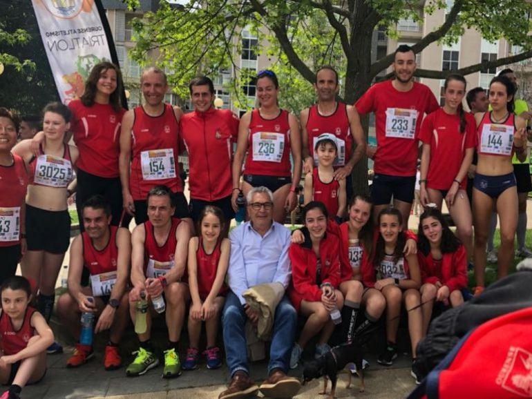 Un nutrido grupo de ateltas del Ourense, participaron en la primera pruieba, correndo x Ourense, en el barrio de O Vinteún.